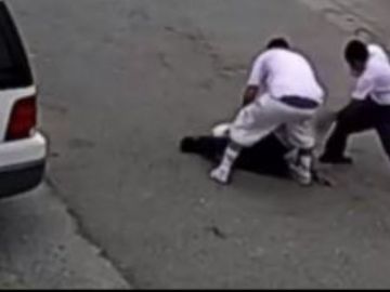 El ataque fue captado en video.