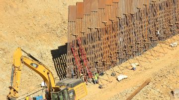 Trabajo del muro en la frontera de Estados Unidos-México.