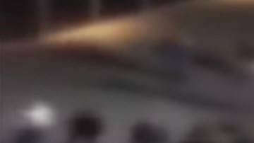 Captura del video difundido en el que se ven a varios vehículos haciendo donuts en una intersección de Miami Beach.