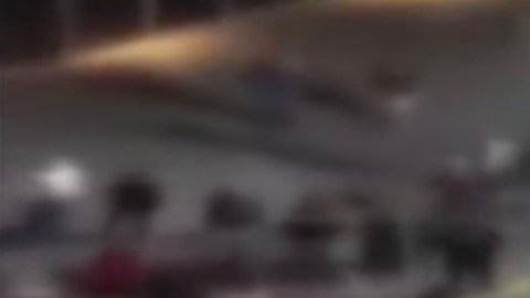 Captura del video difundido en el que se ven a varios vehículos haciendo donuts en una intersección de Miami Beach.