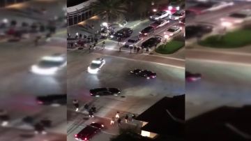 Captura del video difundido en el que se ven a varios vehículos haciendo donuts en una intersección de Miami Beach.