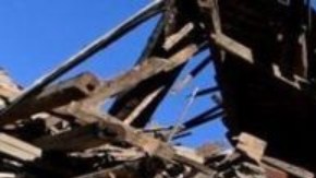 Equipos de rescate buscan a posibles sobrevivientes en Petrinja.