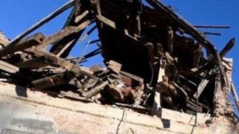 Equipos de rescate buscan a posibles sobrevivientes en Petrinja.
