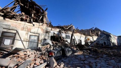 Equipos de rescate buscan a posibles sobrevivientes en Petrinja.