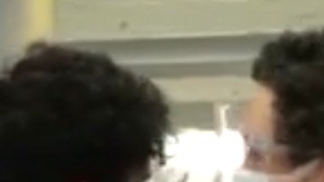 Pasajeros haciendo filas en el aeropuerto de Miami.