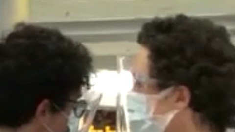 Pasajeros haciendo filas en el aeropuerto de Miami.