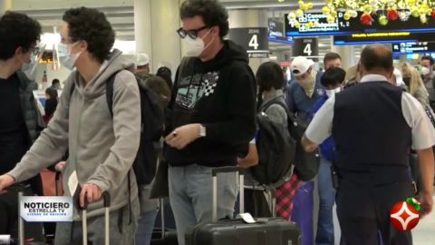 Pasajeros haciendo filas en el aeropuerto de Miami.