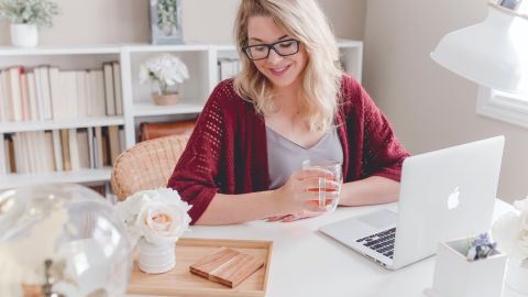 Consigue que un home office lleno de positivismo.