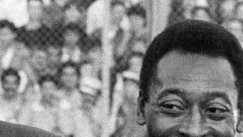 'O Rey Pelé, al lado de su amigo Diego Armando Maradona.