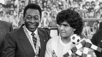 'O Rey Pelé, al lado de su amigo Diego Armando Maradona.
