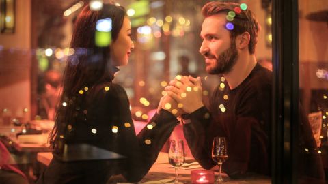 La compatibilidad en el amor no solo depende del signo solar.