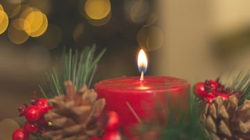 Las velas son elementos importantes en los rituales de Navidad.