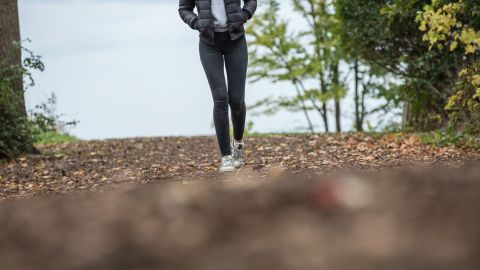 Caminar trae múltiples beneficios.
