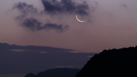 Los ciclos lunares comienzan con la luna nueva.