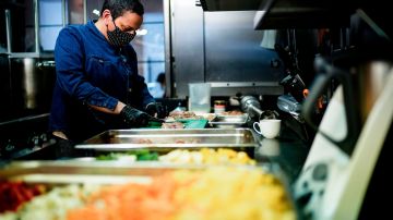 Varias leyes entran en vigor de inmediato para que los restaurantes puedan seguir operando en sus exteriores. (Getty Images)