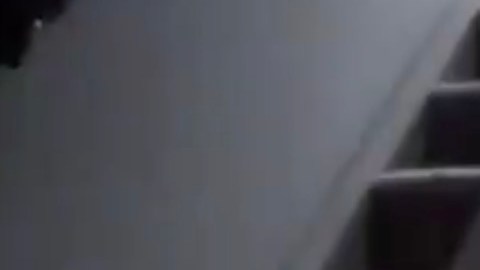 Imagen del momento en el que la policía entró en la casa de Rebekah Jones.