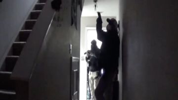 Imagen del momento en el que la policía entró en la casa de Rebekah Jones.