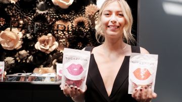 Maria Sharapova muestra su marca de caramelos: Sugarpova.