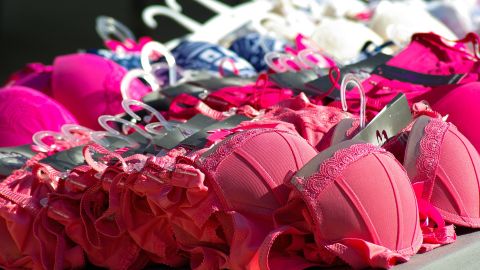 Usar la ropa interior de un color específico es un ritual común en año nuevo.