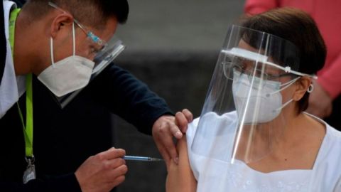 La enfermera mexicana María Irene Ramírez fue la primera persona en vacunarse contra la covid-19.