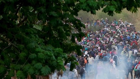 Con gas lacrimógeno, fuerzas de seguridad de Guatemala intentan detener el avance de la caravana hondureña que busca llegar a los Estados Unidos.