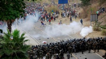 Con gas lacrimógeno, fuerzas de seguridad de Guatemala intentan detener el avance de la caravana hondureña que busca llegar a los Estados Unidos.