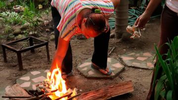 Cocinar con leña se ha vuelto cada vez más común en Venezuela.
