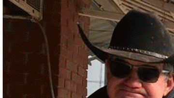 Dillard Ungeheuer en Main Street, Mound City, Kansas.