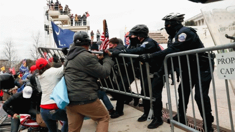Los partidarios de Trump lograron evadir la seguridad en los accesos al Congreso.