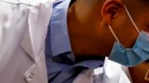 Una francesa de 78 años recibe la vacuna de Pfizer-BioNTech.