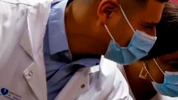 Una francesa de 78 años recibe la vacuna de Pfizer-BioNTech.