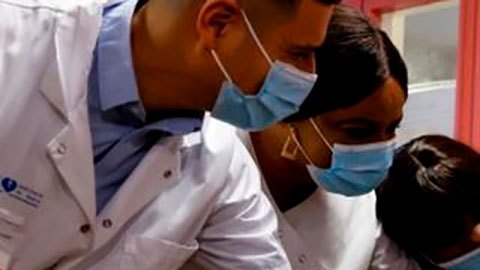 Una francesa de 78 años recibe la vacuna de Pfizer-BioNTech.