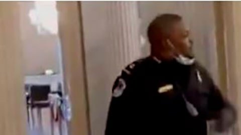 El agente Eugene Goodman ha recibido elogios por su actuación en el Capitolio.