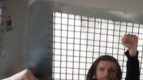 Manifestantes arrestados en Moscú Filip Kuznetsov está en primera fila a la derecha.