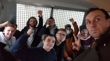 Manifestantes arrestados en Moscú Filip Kuznetsov está en primera fila a la derecha.