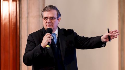 Marcelo Ebrard, canciller de México, informó que se trabaja para garantizar que la vacuna contra el COVID-19 se aplique a migrantes mexicanos en Estados Unidos.