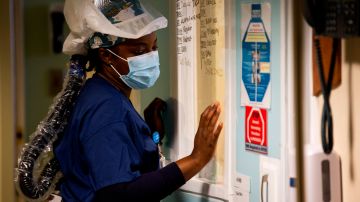 Una enfermera mira a un paciente en cuidados intensivos en Coronado, cerca de San Diego.