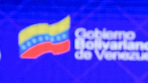 El presidente venezolano, Nicolás Maduro, muestra un frasco de Carvativir, a las que llama "gotitas milagrosas" contra la COVID-19.