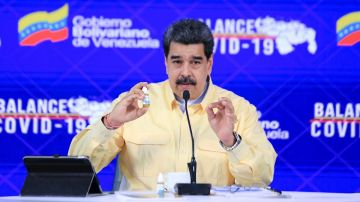 El presidente venezolano, Nicolás Maduro, muestra un frasco de Carvativir, a las que llama "gotitas milagrosas" contra la COVID-19.