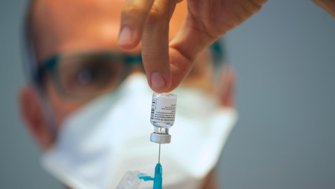 Un enfermero prepara dosis de la vacuna contra el coronavirus.