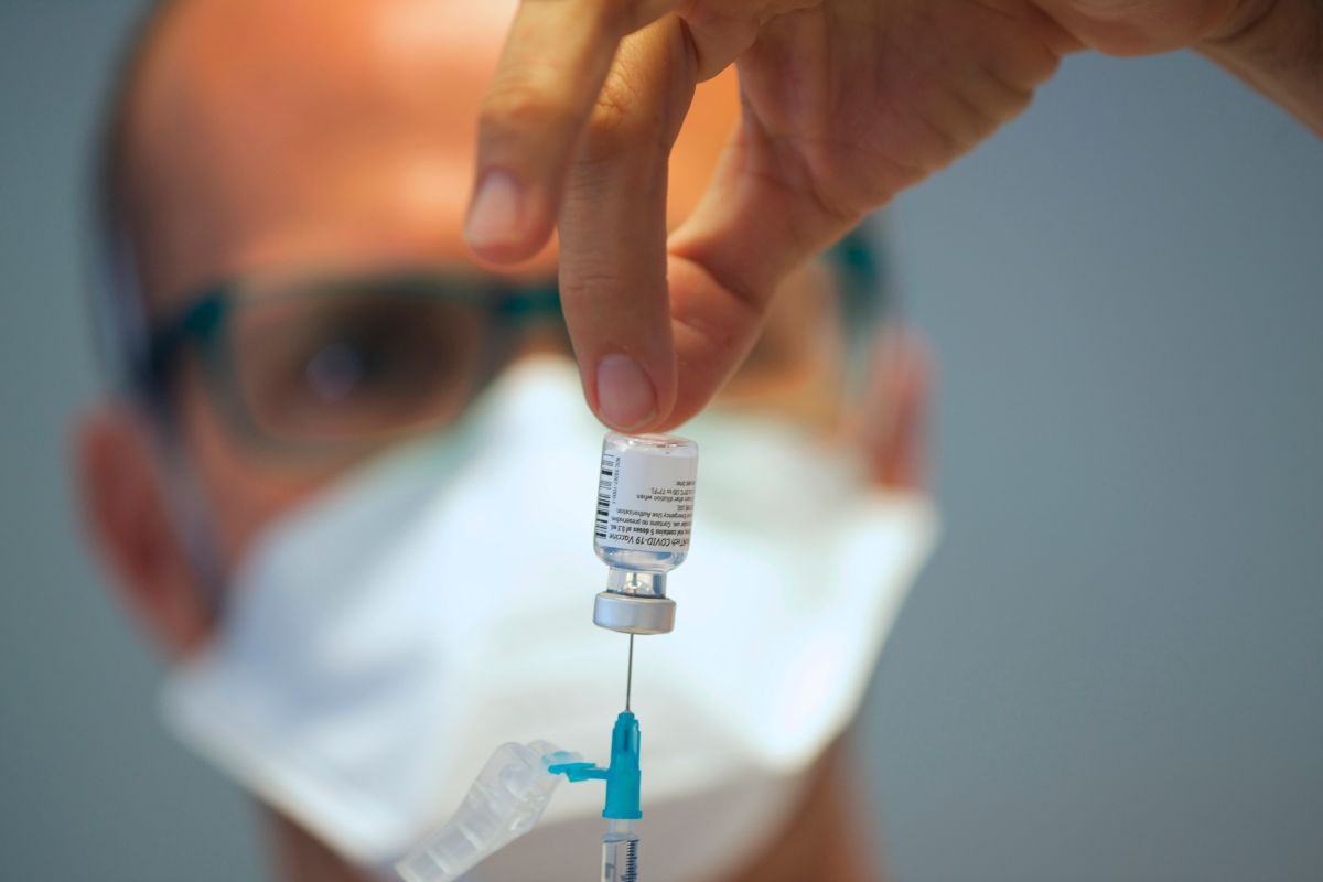Un enfermero prepara dosis de la vacuna contra el coronavirus.