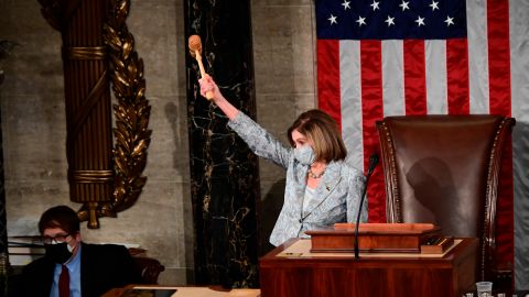 Pelosi es la tercera en la línea de sucesión presidencial.