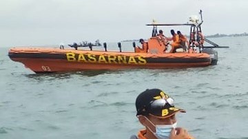 Equipos de rescate de Indonesia localizan restos de avión siniestrado en mar de Java.