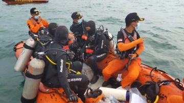 Equipos de rescate de Indonesia localizan restos de avión siniestrado en mar de Java.