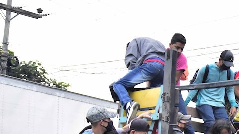 Caravana de migrantes hondureños busca llegar a Estados Unidos. Guatemala y México intentan contener migrantes que se trasladan en camiones y a pie.