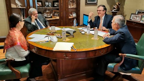 AMLO junto a otras figuras de su gobierno, durante la conversación con Biden.