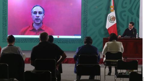 AMLO evoluciona favorablemente al COVID-19 y se encuentra de buen humor, aseguran autoridades mexicanas.
