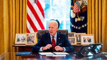 El presidente Biden firmó órdenes ejecutivas sobre Obamacare y Medicaid.
