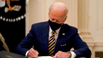 Biden firmó órdenes ejecutivas para aliviar la crisis económica.