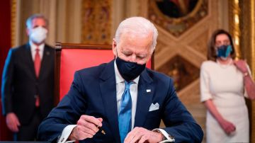 El presidente Joe Biden firmó documentos en la Casa Blanca.